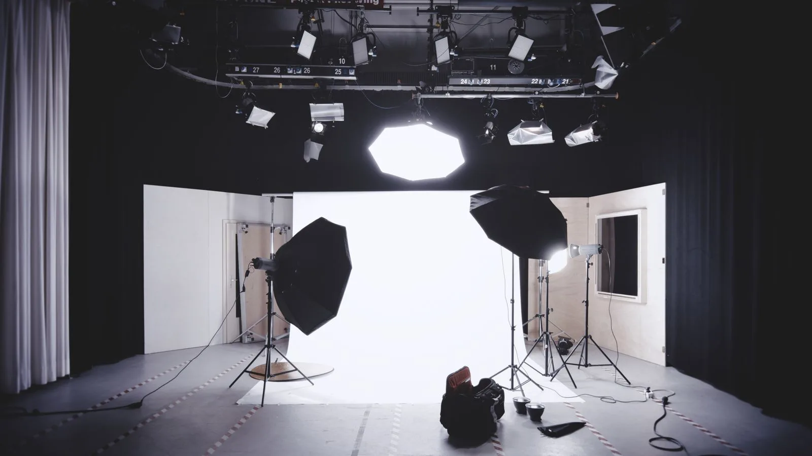 Softbox ışıkları ve beyaz fon kurulumuyla profesyonel ürün çekim stüdyosu