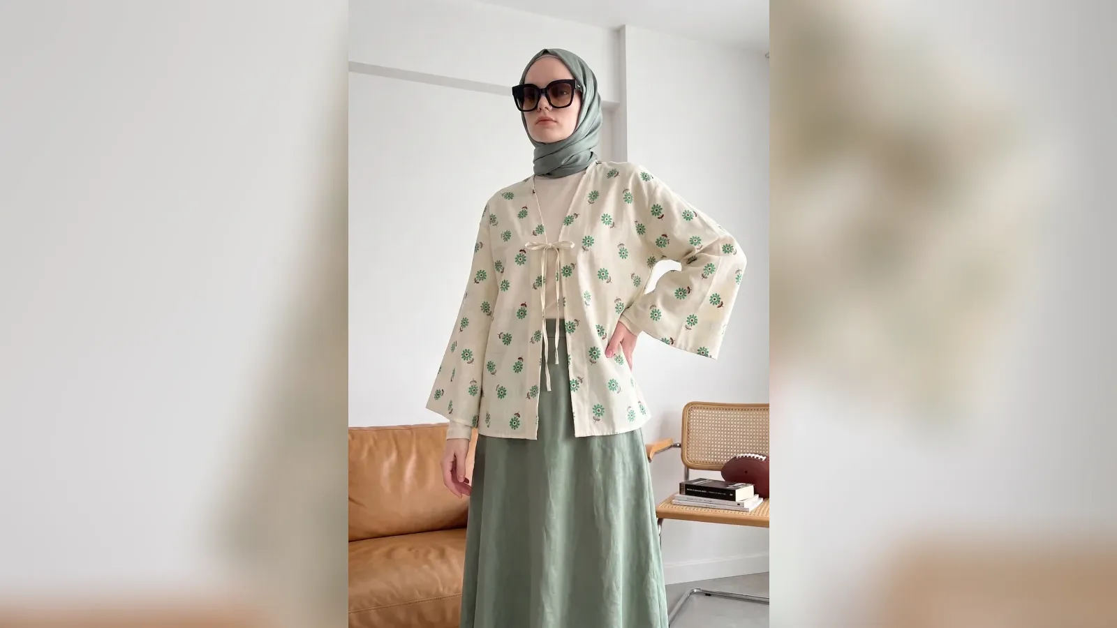 Tesettür çekimi için desenli kimono ve yeşil etekli, eşarplı sanal manken karesi