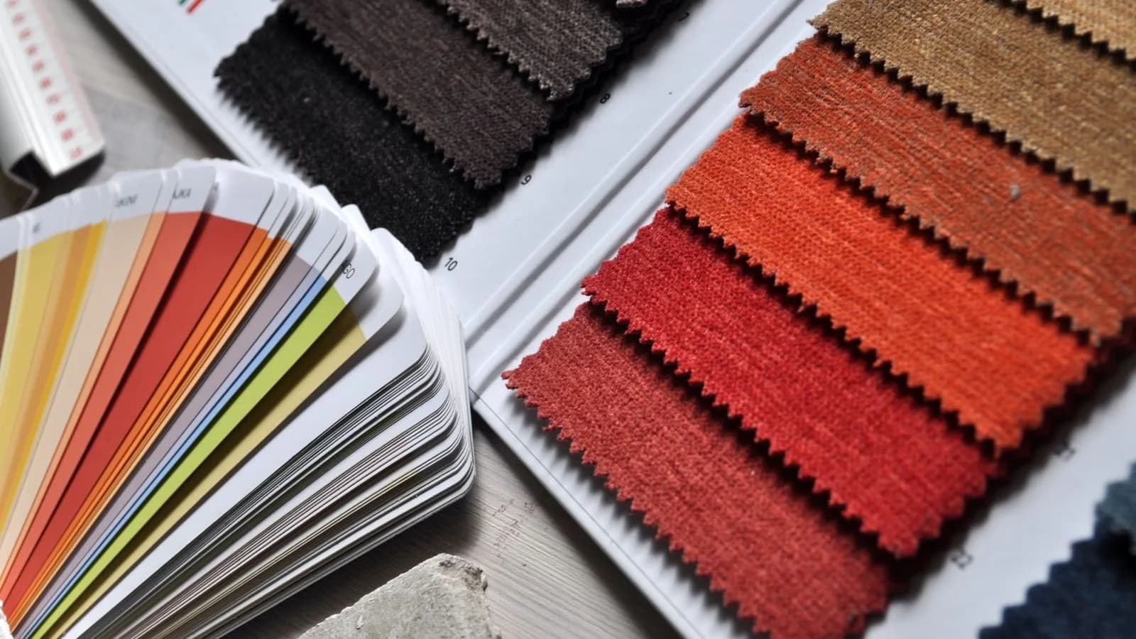 Fabric swatch book and color fan: color ranges in wholesale fashion